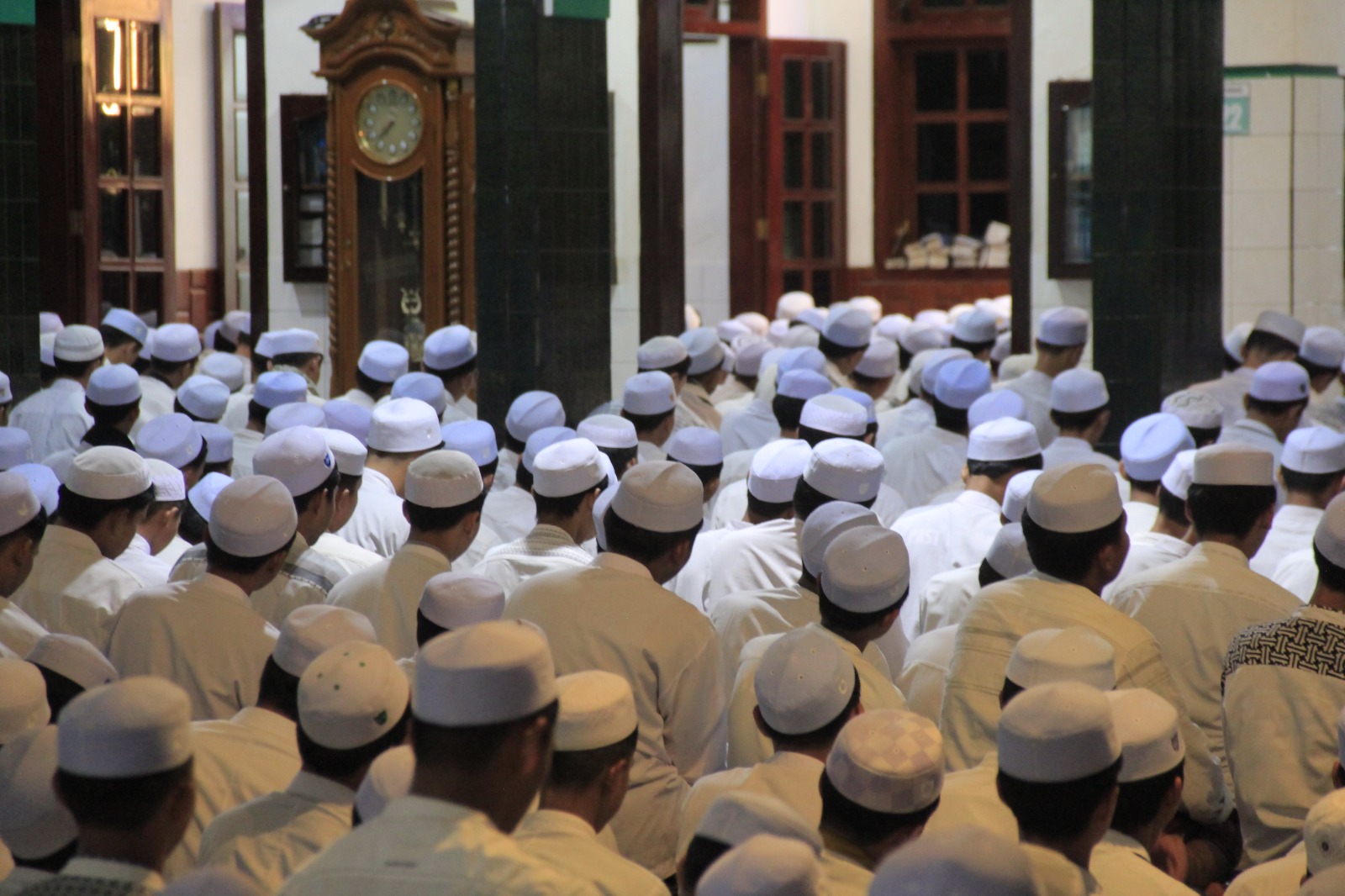 Pondok pesantren adalah lembaga pendidikan Islam yang memiliki peran penting dalam membentuk karakter, pengetahuan, dan spiritualitas individu di Indonesia.